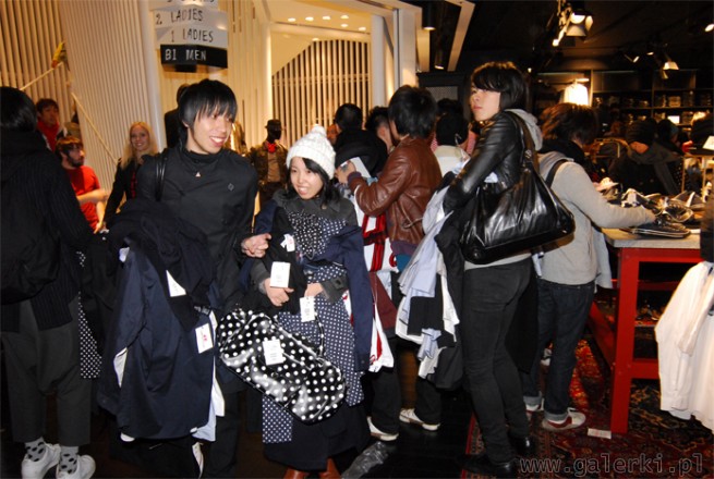 Sklepy H&M w Tokio robią wrażenie w otaczającej je ulicznej scenerii. Cała ...