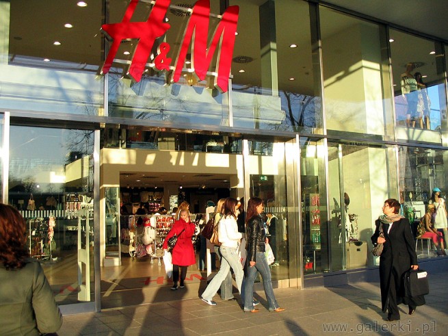 Sklep H&M i naturalny ruch ludzi