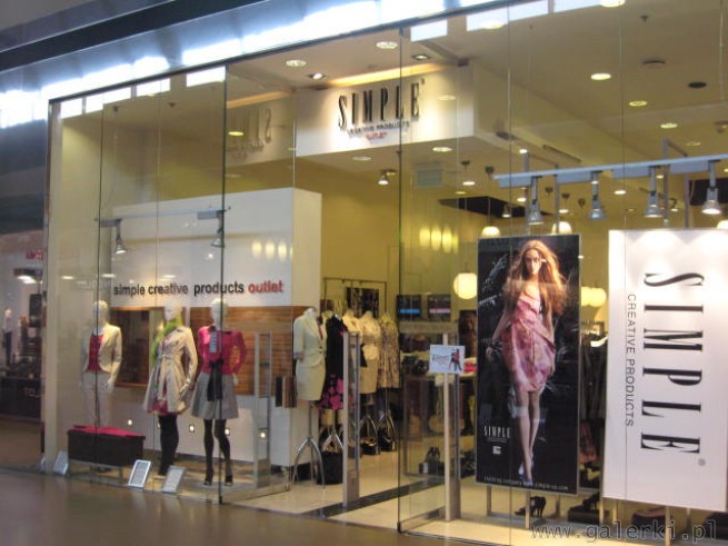 Simple to sklep wiodącej polskiej firmy proponującej kobietom modną odzież dwóch ...