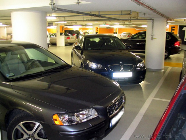Parking w Złotych Tarasach to rewia samochodów. Zdecydowanie najbogatsze samochody ...
