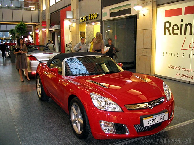 Opel GT - roadster w Złotych Tarasach. Imponujących rozmiarów koła - chyba 18