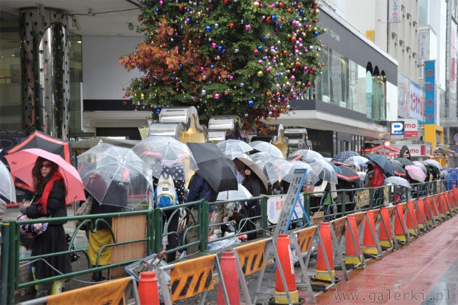 Pierwsi tokijscy klienci ustawili się w kolejce już w środę, trzy dni przed ...