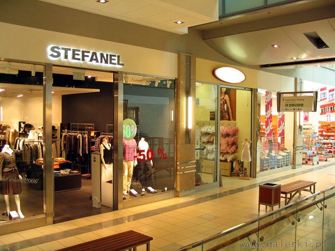 Stefanel i butik włoskiej firmy Stefanel. Ciekawe ciuchy, fajne dekolty. Ubrania ...