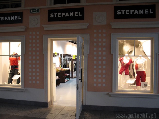 Stefanel to przedstawiciel włoskiej mody. Pierwszy sklep tej marki otwarto w Polsce ...