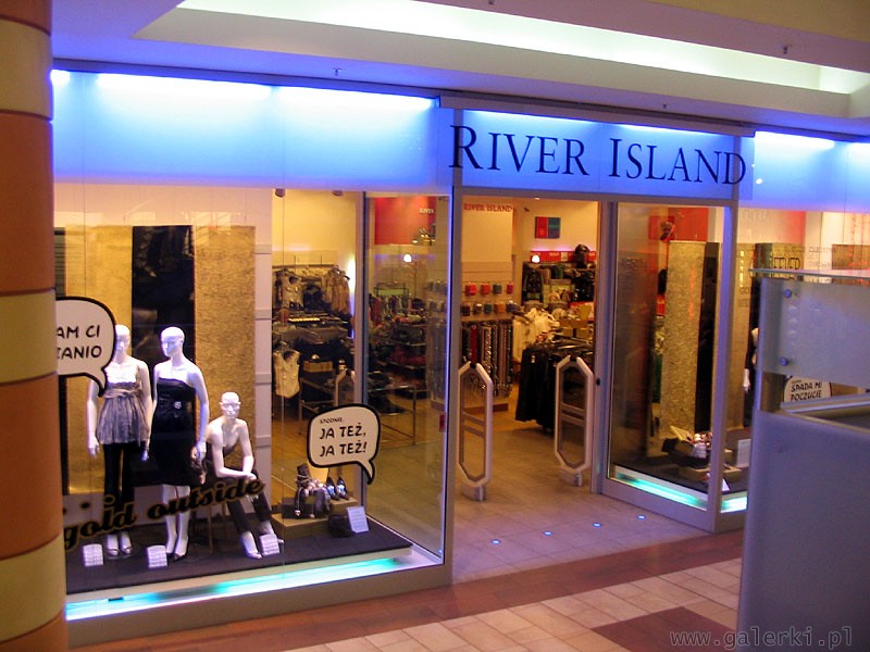 River Island to ciuchy dla odważnych laseczek.  Marka na polskim rynku od 1999r.