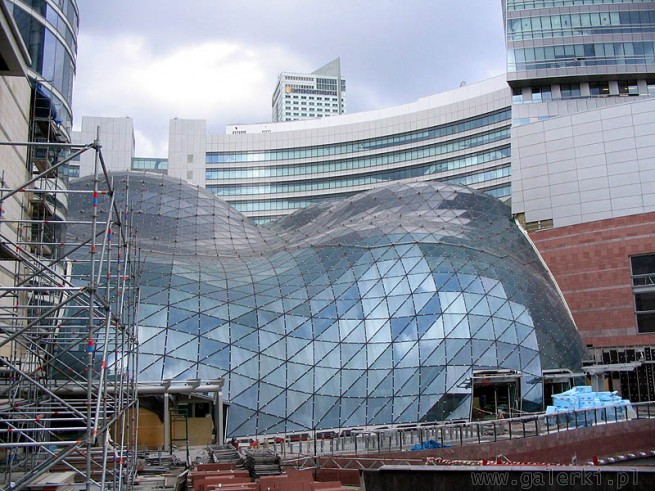 Pokrycie falistym przeźroczystym dachem przypomina projekt Olympiazentrum w Monachium ...